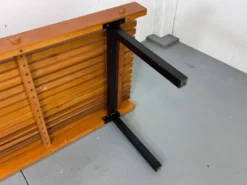 Table basse vintage en bois à lattes et en acier dans le style de Charlotte Perriand, années 1960.