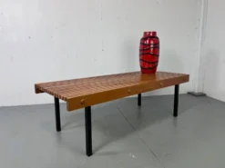 Table basse vintage en bois à lattes et en acier dans le style de Charlotte Perriand, années 1960.