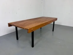 Table basse vintage en bois à lattes et en acier dans le style de Charlotte Perriand, années 1960.