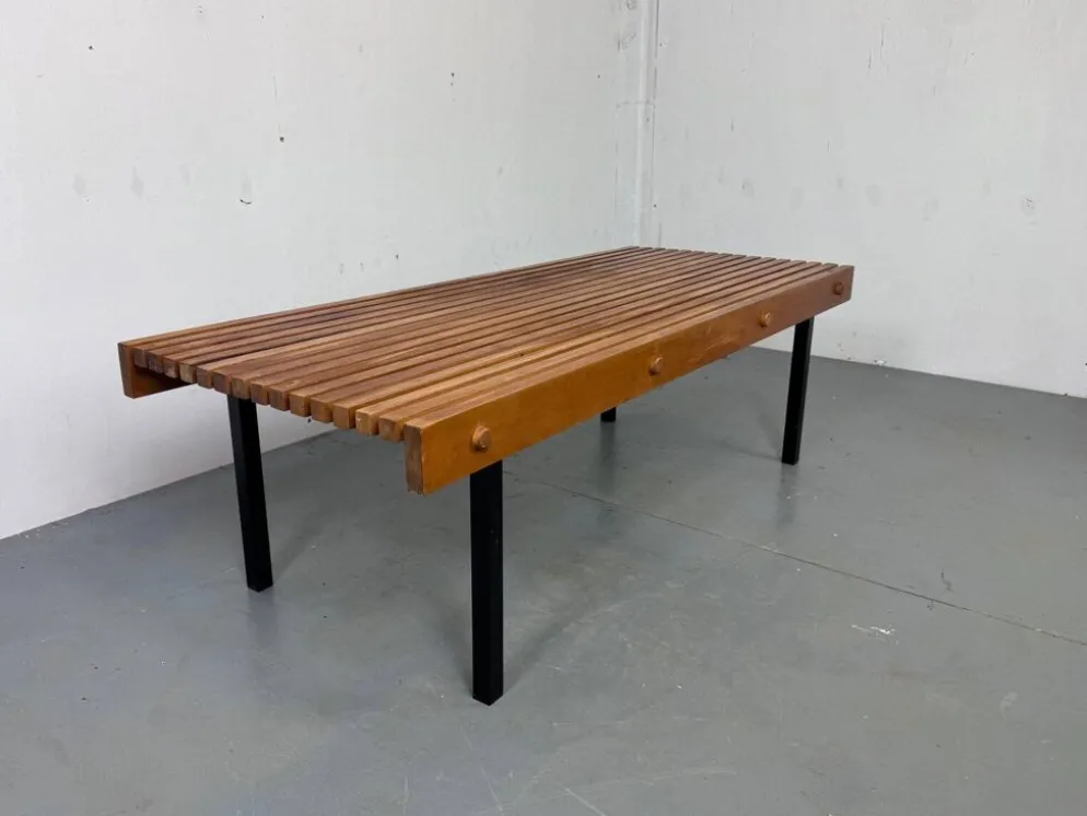 Table basse vintage en bois à lattes et en acier dans le style de Charlotte Perriand, années 1960.