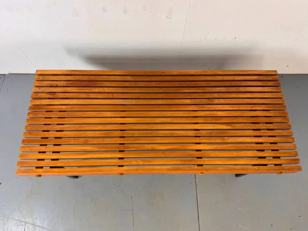 Table basse vintage en bois à lattes et en acier dans le style de Charlotte Perriand, années 1960.