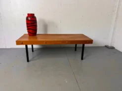 Table basse vintage en bois à lattes et en acier dans le style de Charlotte Perriand, années 1960.