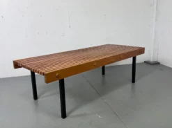 Table basse vintage en bois à lattes et en acier dans le style de Charlotte Perriand, années 1960.