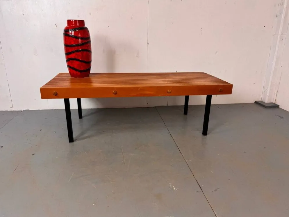 Table basse vintage en bois à lattes et en acier dans le style de Charlotte Perriand, années 1960.