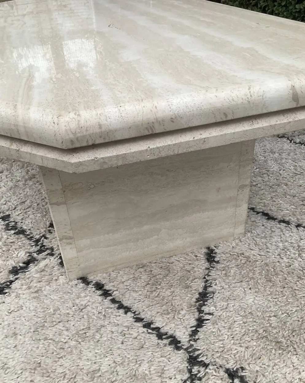 Table basse vintage en travertin années 70