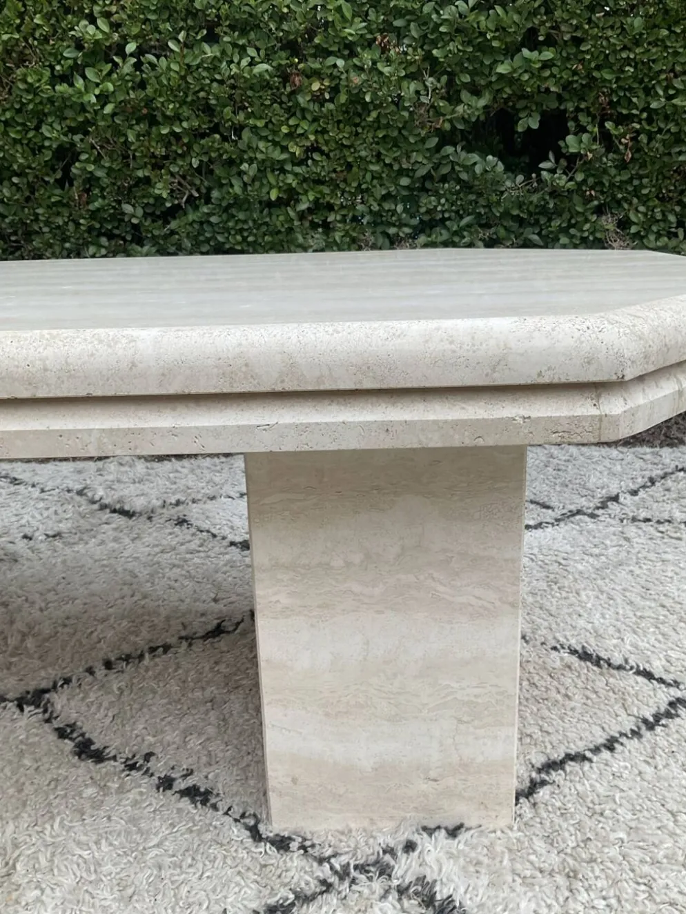 Table basse vintage en travertin années 70