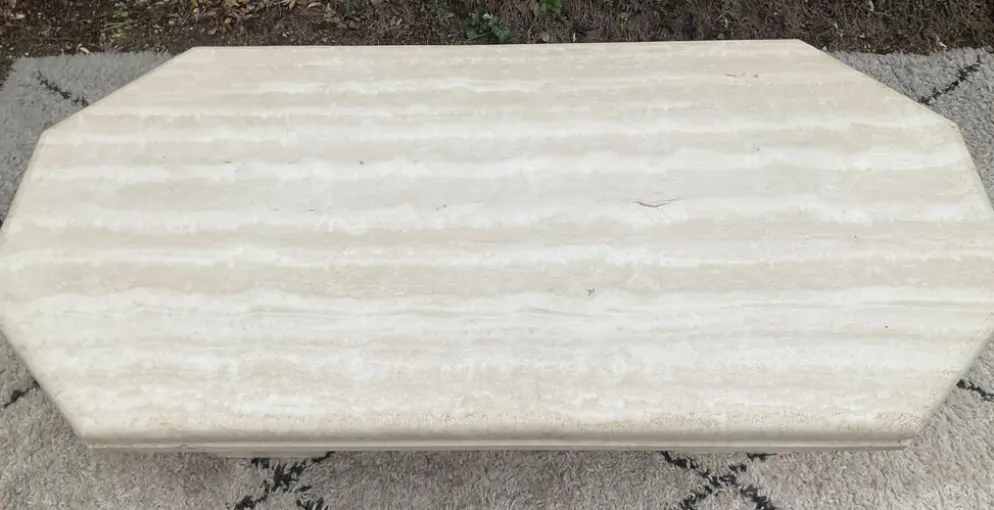 Table basse vintage en travertin années 70