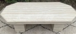 Table basse vintage en travertin années 70