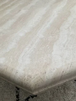 Table basse vintage en travertin années 70