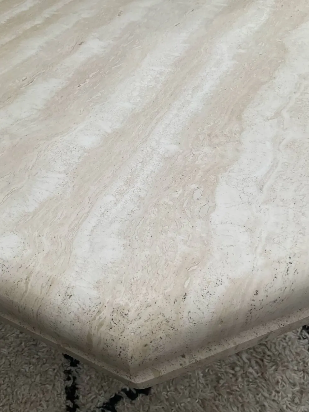 Table basse vintage en travertin années 70