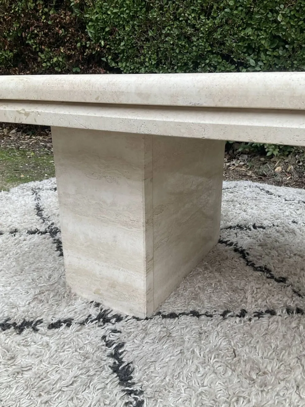 Table basse vintage en travertin années 70