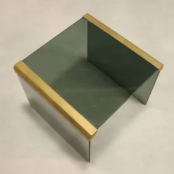 Table basse vintage en verre fumé et laiton, design Italie années 1980