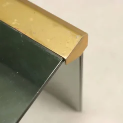 Table basse vintage en verre fumé et laiton, design Italie années 1980