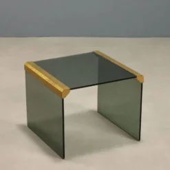 Table basse vintage en verre fumé et laiton, design Italie années 1980