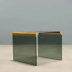 Table basse vintage en verre fumé et laiton, design Italie années 1980