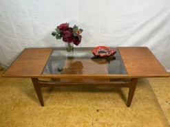 Table basse vintage G-Plan "Mad Men" gamme Fresco années 1960 en teck et afromosia