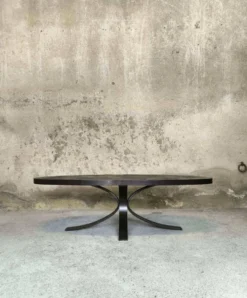 Table basse vintage ovale de style brutaliste en ardoise et fer forgé.