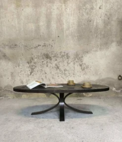 Table basse vintage ovale de style brutaliste en ardoise et fer forgé.