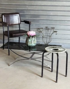 Table basse vintage — verre fumé & chrome