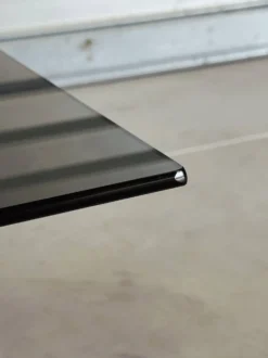 Table basse vintage — verre fumé & chrome