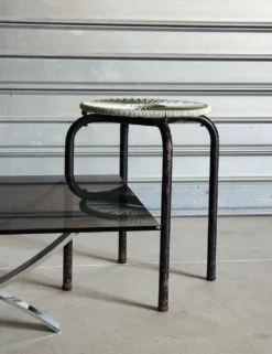 Table basse vintage — verre fumé & chrome