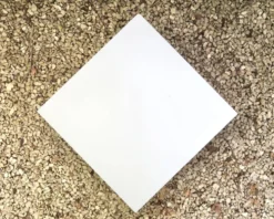 Table basse volante blanche de Pierre Guariche pour Steiner, années 50