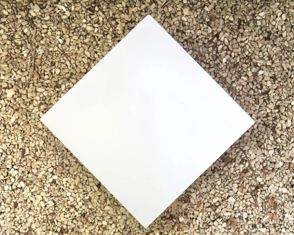Table basse volante blanche de Pierre Guariche pour Steiner, années 50