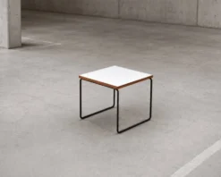 Table basse volante blanche de Pierre Guariche pour Steiner, années 50