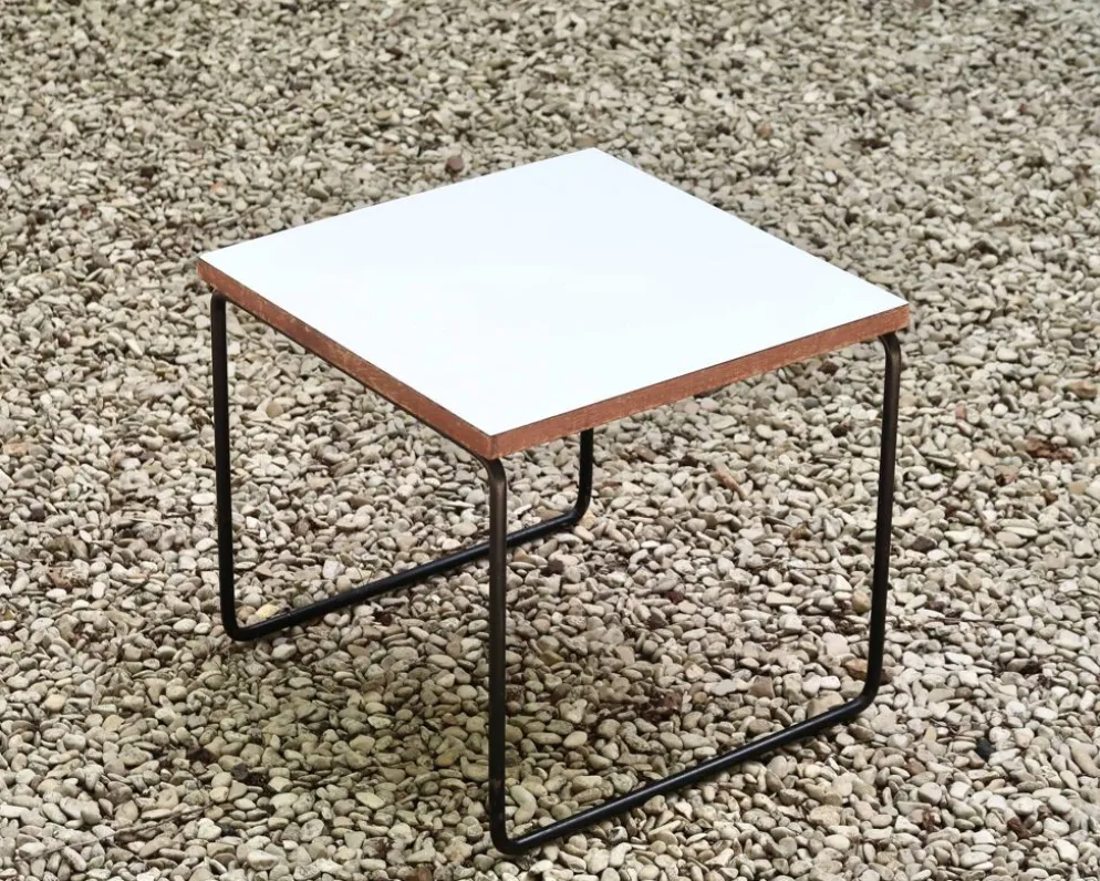 Table basse volante blanche de Pierre Guariche pour Steiner, années 50