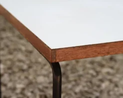 Table basse volante blanche de Pierre Guariche pour Steiner, années 50