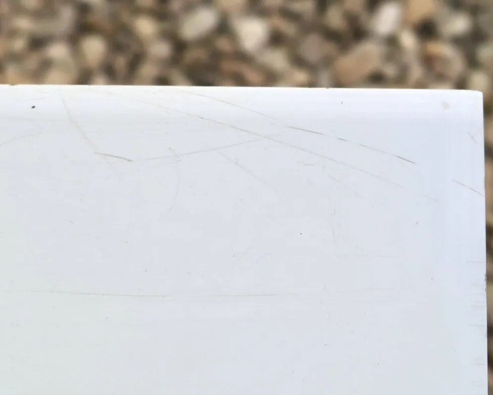Table basse volante blanche de Pierre Guariche pour Steiner, années 50