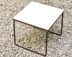 Table basse volante blanche de Pierre Guariche pour Steiner, années 50