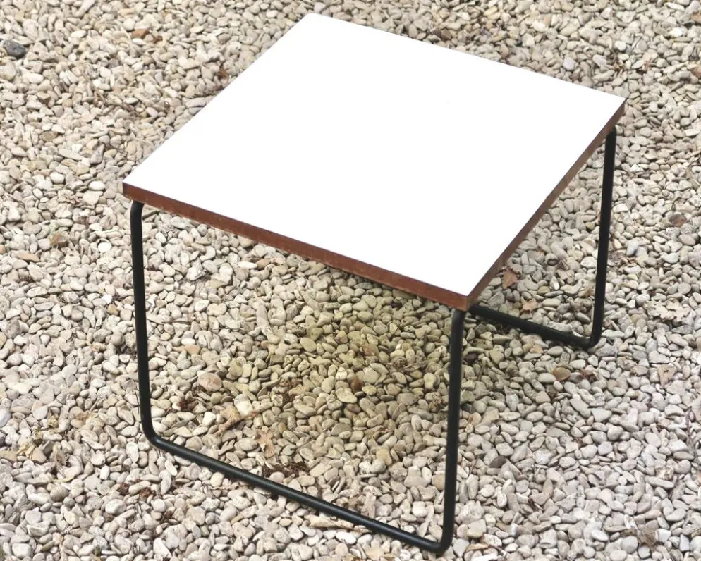 Table basse volante blanche de Pierre Guariche pour Steiner, années 50