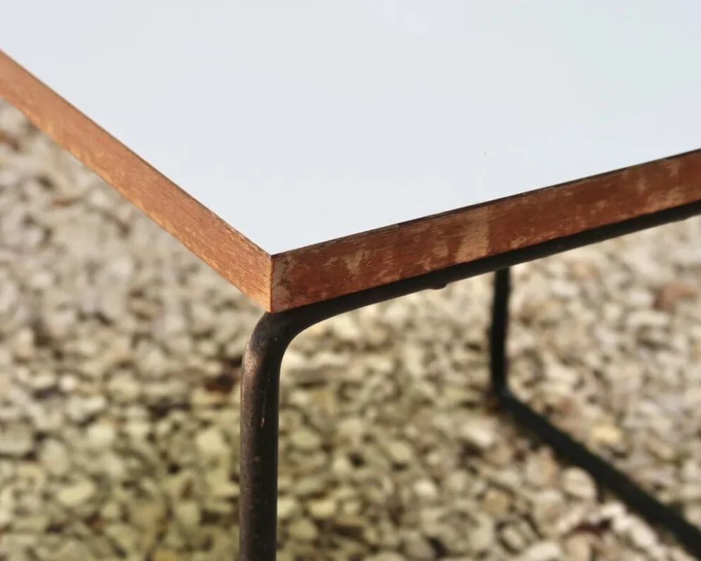 Table basse volante blanche de Pierre Guariche pour Steiner, années 50