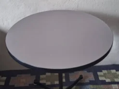 Table bistro / table d'appoint circulaire Eames Vitra Miller avec base contract, années 1960