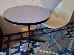Table bistro / table d'appoint circulaire Eames Vitra Miller avec base contract, années 1960
