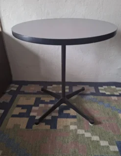Table bistro / table d'appoint circulaire Eames Vitra Miller avec base contract, années 1960