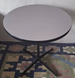Table bistro / table d'appoint circulaire Eames Vitra Miller avec base contract, années 1960