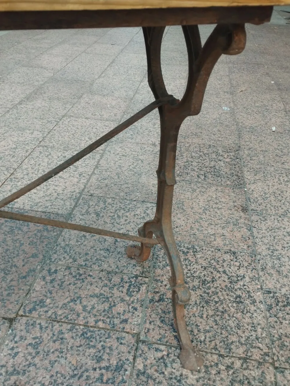 Table bistrot ancienne avec plateau en bois