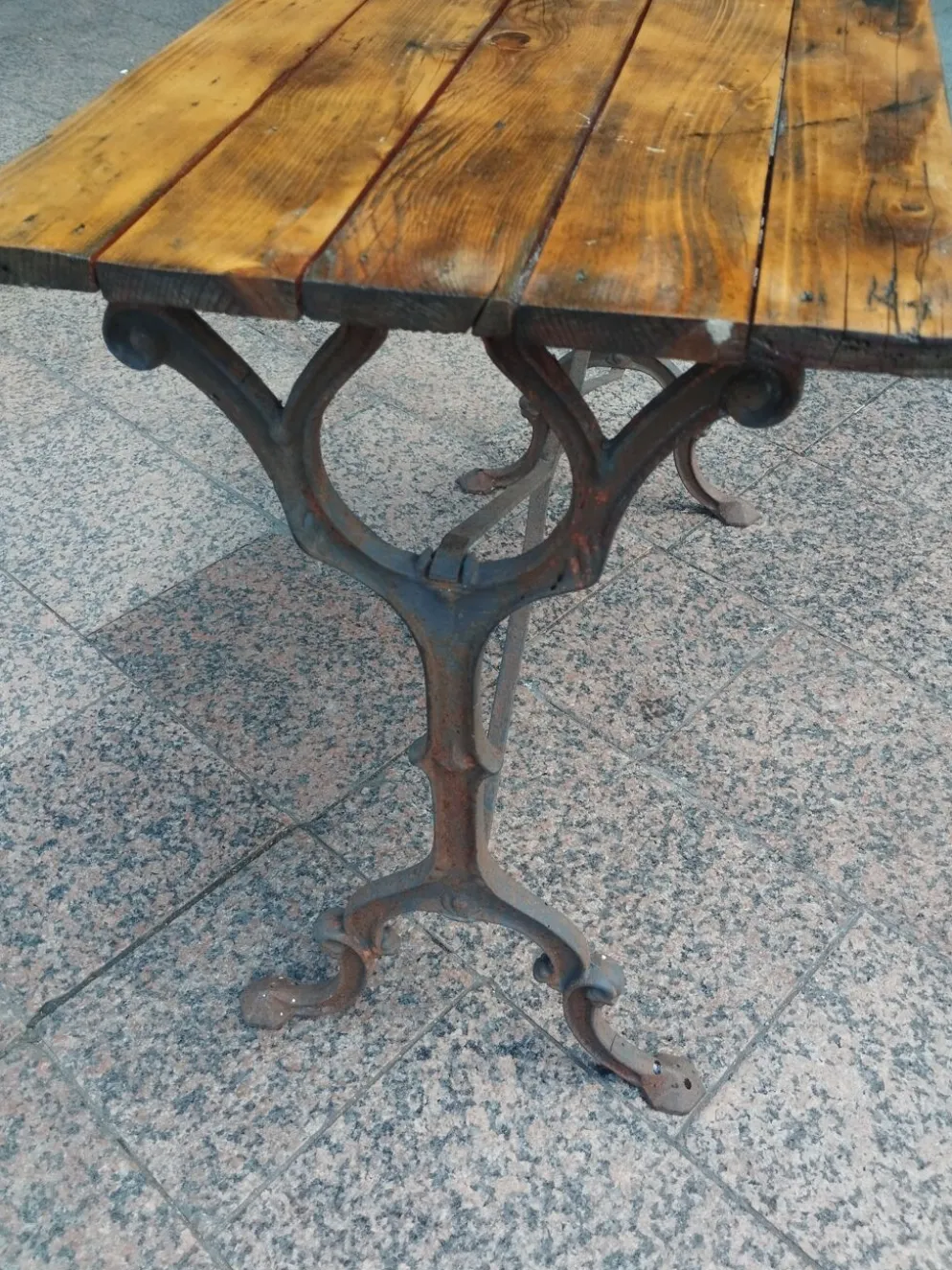 Table bistrot ancienne avec plateau en bois
