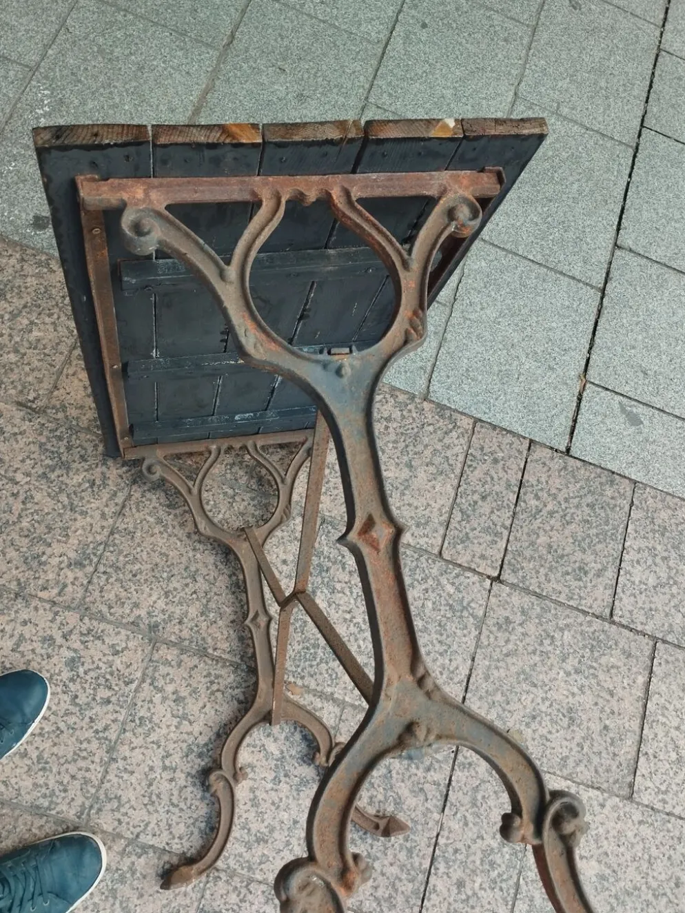 Table bistrot ancienne avec plateau en bois