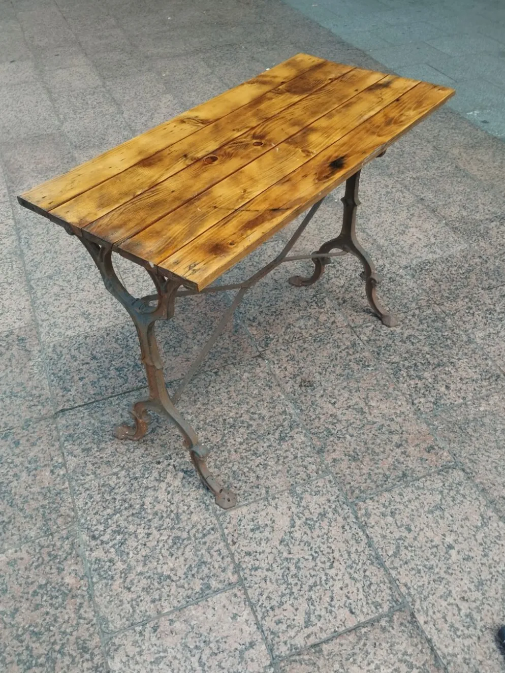 Table bistrot ancienne avec plateau en bois