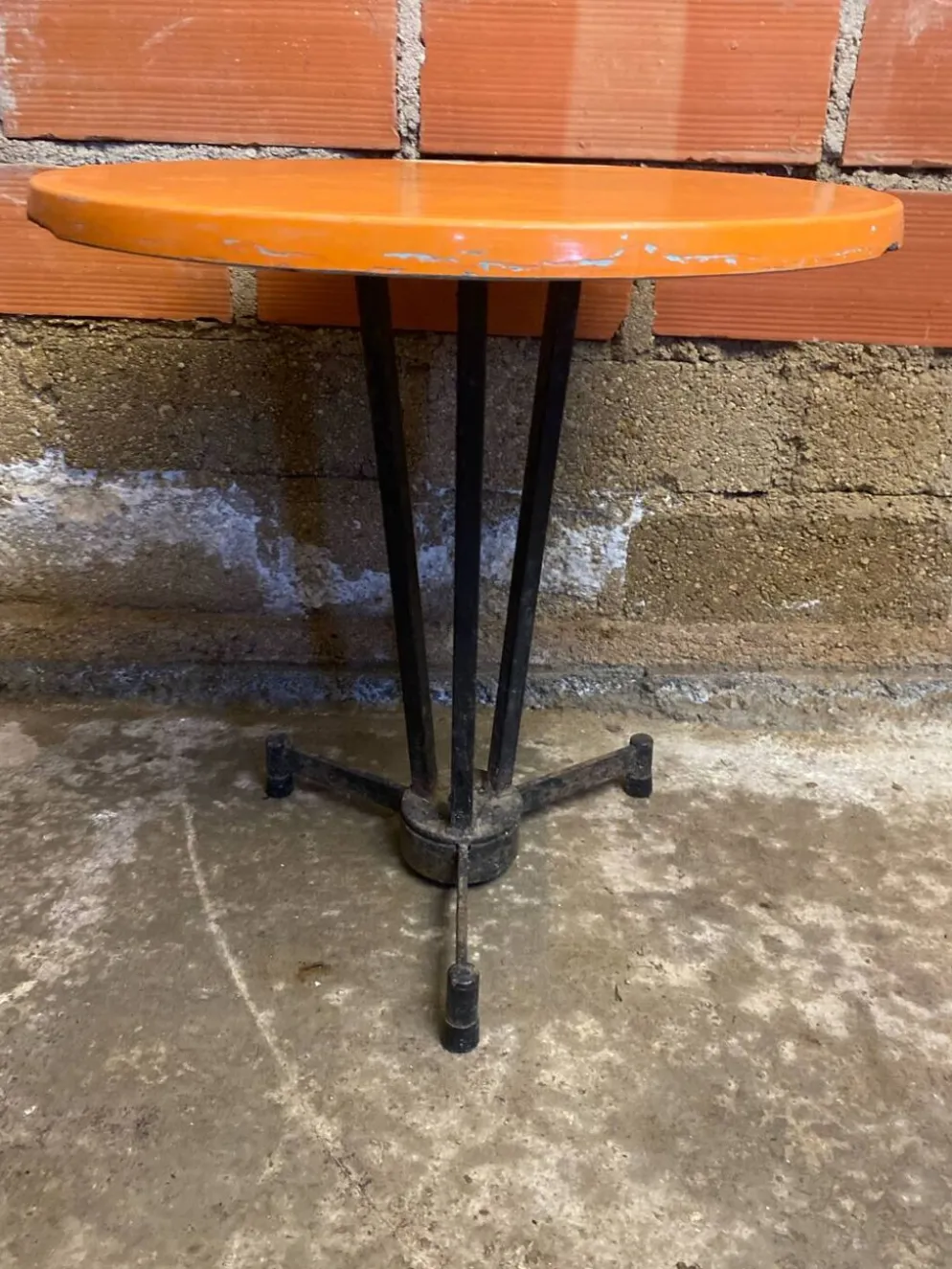 Table bistrot ancienne pied fonte noir + plateau bakélite orange 50’s