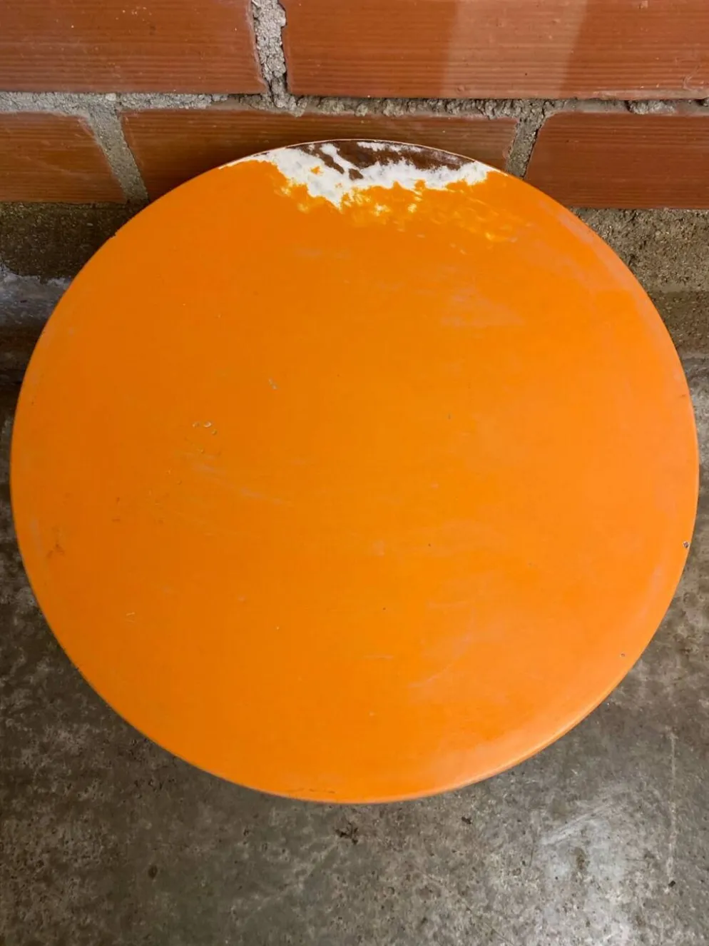 Table bistrot ancienne pied fonte noir + plateau bakélite orange 50’s