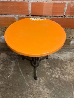 Table bistrot ancienne pied fonte noir + plateau bakélite orange 50’s