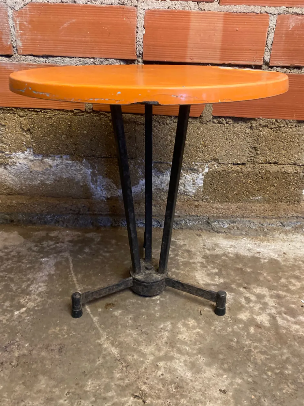 Table bistrot ancienne pied fonte noir + plateau bakélite orange 50’s