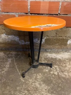 Table bistrot ancienne pied fonte noir + plateau bakélite orange 50’s