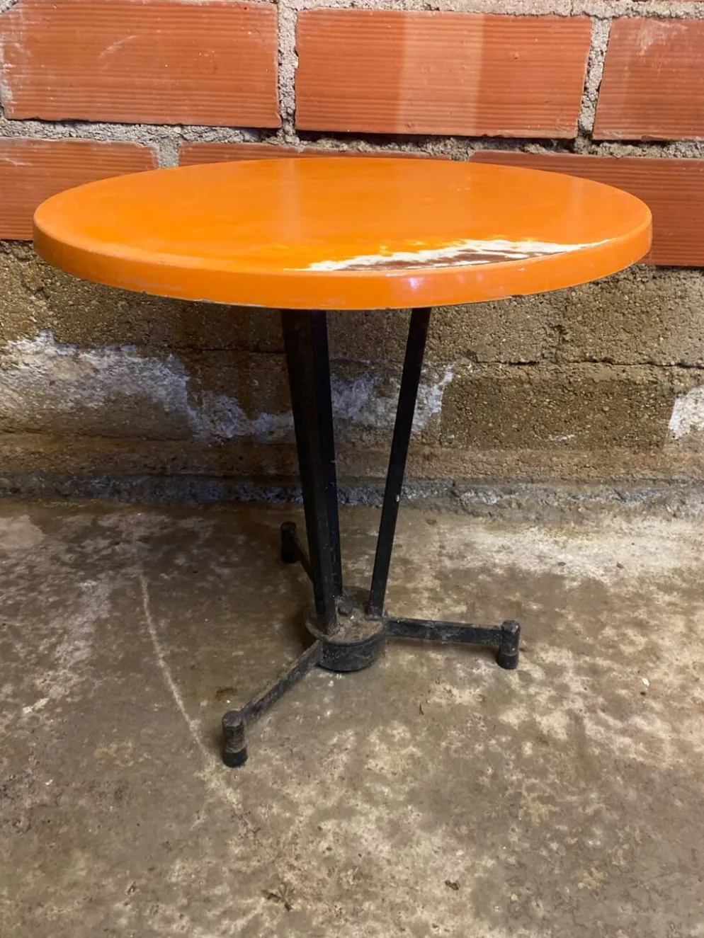 Table bistrot ancienne pied fonte noir + plateau bakélite orange 50’s