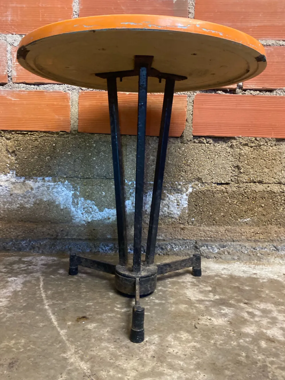 Table bistrot ancienne pied fonte noir + plateau bakélite orange 50’s