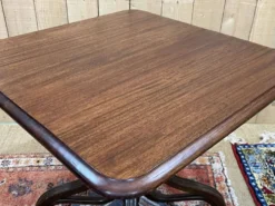 Table bistrot en acajou et hêtre, fabrication des années 50